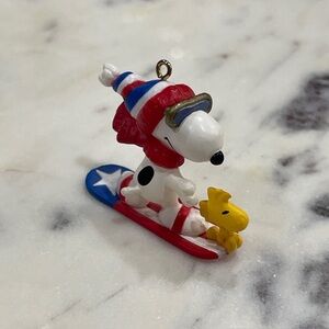 Hallmark Keepsake Miniature Ornament 2002 Winter Fun With Snoopy #5 In Series